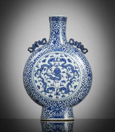 Vase aus Porzellan in Form einer Pilgerflasche mit unterglasurblauem Drachen- und Lotosdekor - Foto 1