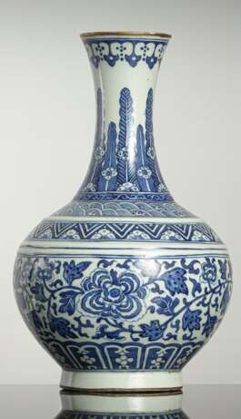 Flaschenvase aus Porzellan mit unterglasurblauem Lotosdekor - Foto 1