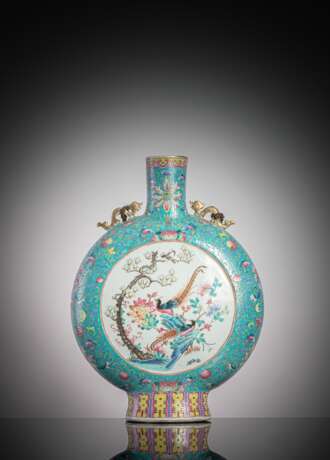 Große Pilgerflasche aus Porzellan mit 'Famille rose'-Dekor einer Romanszene und Fasanen - фото 1