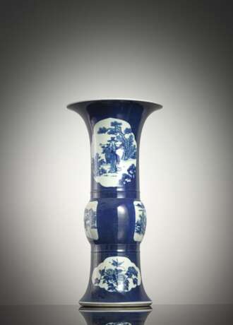 'Gu'-förmige Porzellanvase mit puderblauem Figurendekor - photo 1