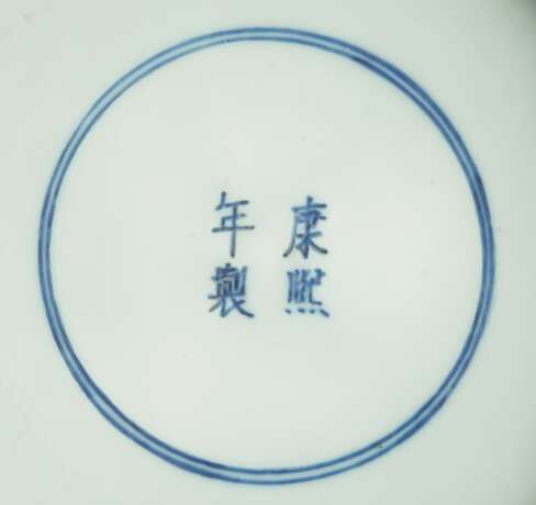 'Gu'-förmige Porzellanvase mit puderblauem Figurendekor - photo 2