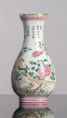 Tropfenförmige Vase aus Porzellan mit Fasan und Gedicht in den Farben der 'Famille rose' dekoriert - фото 1