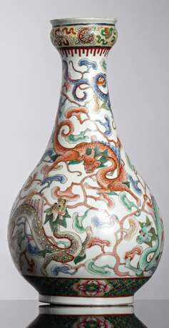 Tropfenförmige Vase mit fünf Drachen, polychrom dekoriert - фото 1