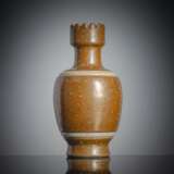 'Faux-Bronze'-Vase aus Porzellan mit kronenartiger Mündung - photo 1