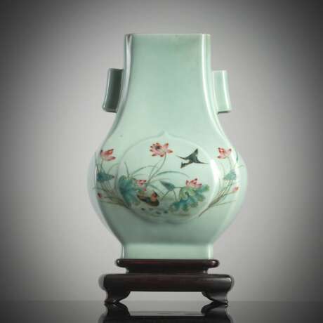 'Hu'-förmige Seladonvase aus Porzellan mit 'Famille rose'-Lotos- und Vogeldekor - Foto 1
