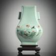 'Hu'-förmige Seladonvase aus Porzellan mit 'Famille rose'-Lotos- und Vogeldekor - Архив аукционов
