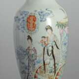 Porzellanvase mit 'Famille rose'-Dekor einer daoistischen Göttin mit Kind - photo 1