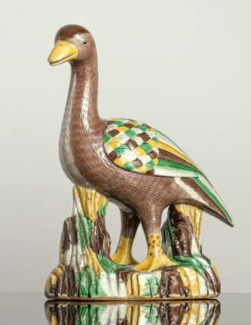 'Sancai'-farben glasierte Ente aus Bisquit-Porzellan auf einem Felsen stehend - фото 1