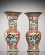 Product catalog. Paar 'Yenyen'-Vasen aus Porzellan mit 'Famille verte'-Floral- und Landschaftsdekor in Reserven