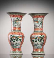 Paar 'Yenyen'-Vasen aus Porzellan mit 'Famille verte'-Floral- und Landschaftsdekor in Reserven