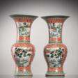 Paar 'Yenyen'-Vasen aus Porzellan mit 'Famille verte'-Floral- und Landschaftsdekor in Reserven - Auktionspreise