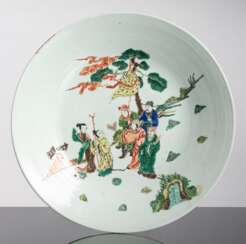 Rundplatte aus Porzellan mit 'Wucai'-Figurendekor