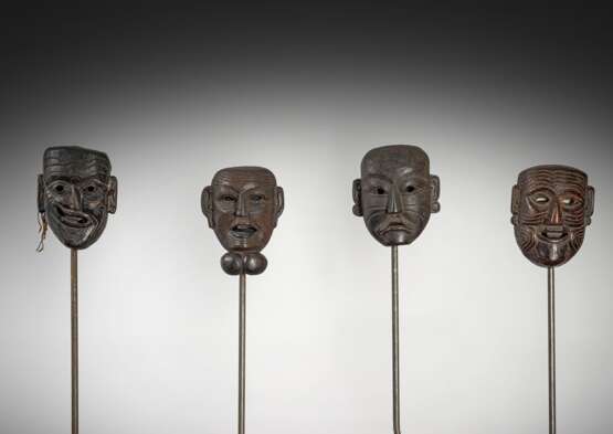 Vier Holzmasken, teils mit Resten von Pigmenten, u.a. Mlengchung, Sohn des Apa - фото 1