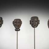 Vier Holzmasken, teils mit Resten von Pigmenten, u.a. Mlengchung, Sohn des Apa - photo 1