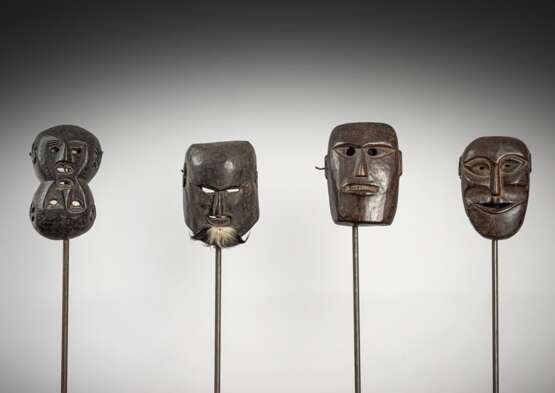Drei Holzmasken, teils mit Kinnbart, und eine seltene Doppelmaske - фото 1