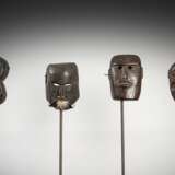 Drei Holzmasken, teils mit Kinnbart, und eine seltene Doppelmaske - Foto 1