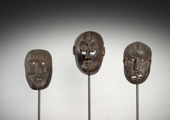 Drei Holzmasken, teils mit Resten von Pigmenten, u.a. Maske aus dem Ramayana, Maske mit schiefem Mund - Foto 1