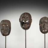 Drei Holzmasken, teils mit Resten von Pigmenten, u.a. Maske aus dem Ramayana, Maske mit schiefem Mund - photo 1