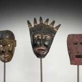 Drei Holzmasken mit Pigmenten, u.a. Sugriva, Theaterfigur - Foto 1