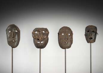 Vier Holzmasken, teils mit Resten von Pigmenten