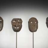 Vier Holzmasken, teils mit Resten von Pigmenten - фото 1