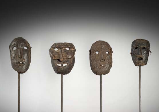 Vier Holzmasken, teils mit Resten von Pigmenten - photo 1