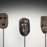 Drei Holzmasken, u.a. Schamane, Khroda - Foto 1