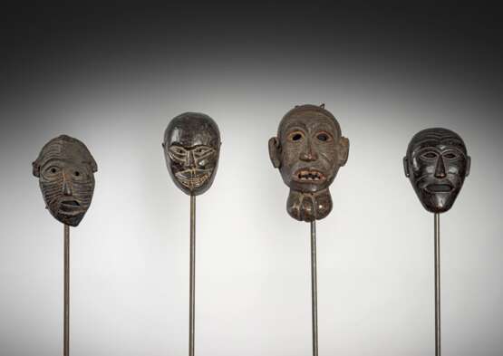 Vier Holzmasken, u.a. Kukpa und Mann mit Kropf - photo 1