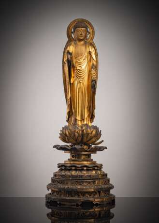 Feine Figur des Buddha Amida aus Holz mit goldfarbener und schwarzer Lackfassung - photo 1