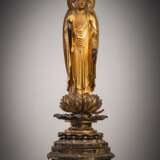 Feine Figur des Buddha Amida aus Holz mit goldfarbener und schwarzer Lackfassung - Foto 1