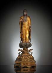 Figur des Buddha Amida aus Holz mit goldfarbener und schwarzer Lackfassung