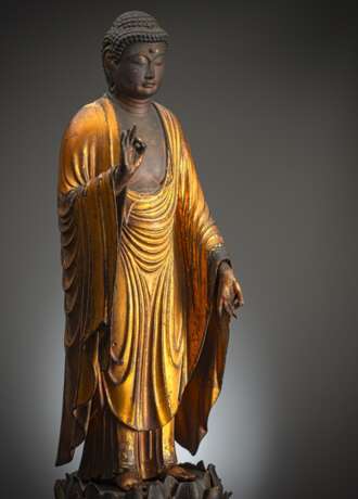 Figur des Buddha Amida aus Holz mit goldfarbener und schwarzer Lackfassung - photo 2