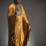 Figur des Buddha Amida aus Holz mit goldfarbener und schwarzer Lackfassung - photo 2