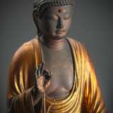 Figur des Buddha Amida aus Holz mit goldfarbener und schwarzer Lackfassung - photo 3