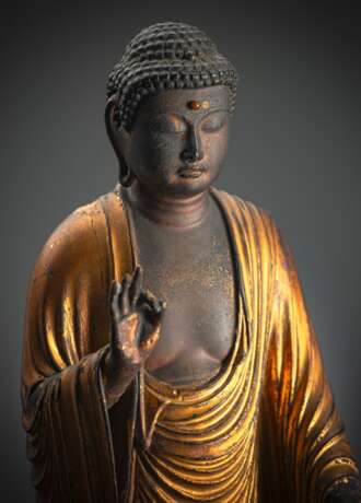 Figur des Buddha Amida aus Holz mit goldfarbener und schwarzer Lackfassung - Foto 3