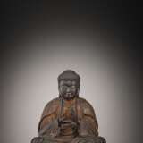 Feine Statue des Buddha Amida aus Holz mit goldener und schwarzer Lackfassung - photo 1