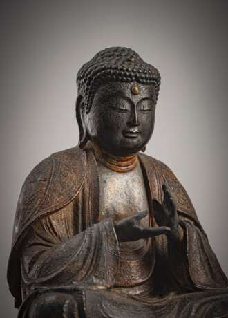 Feine Statue des Buddha Amida aus Holz mit goldener und schwarzer Lackfassung - Foto 3