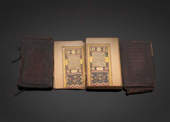 Koran und zwei geprägte Ledereinbände - photo 1