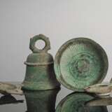 Zwei Öllampen, eine Glocke und eine Schale aus Bronze, Mittelmeerraum - photo 1