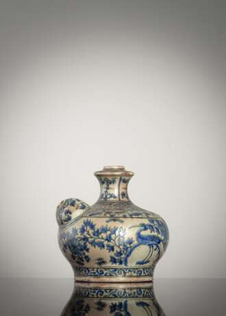 Unterglasurblau dekoriertes Kendi aus Keramik - Foto 1