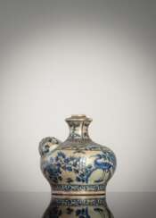 Unterglasurblau dekoriertes Kendi aus Keramik