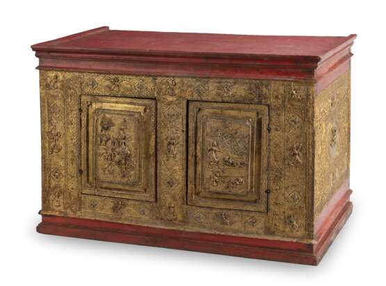 Kabinettkasten aus Holz mit roter- und goldfarbener Lackfassung und zwei Türen die Szenen mit Apsaras zieren - Foto 1