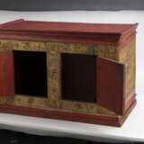 Kabinettkasten aus Holz mit roter- und goldfarbener Lackfassung und zwei Türen die Szenen mit Apsaras zieren - Foto 2