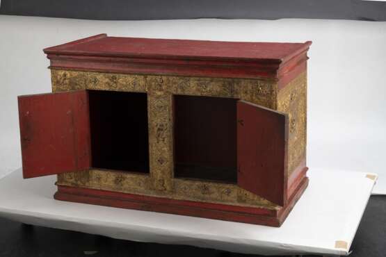 Kabinettkasten aus Holz mit roter- und goldfarbener Lackfassung und zwei Türen die Szenen mit Apsaras zieren - photo 2