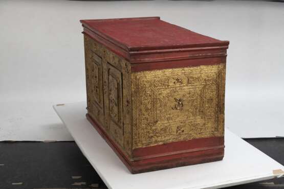 Kabinettkasten aus Holz mit roter- und goldfarbener Lackfassung und zwei Türen die Szenen mit Apsaras zieren - фото 3