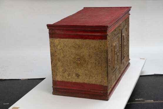 Kabinettkasten aus Holz mit roter- und goldfarbener Lackfassung und zwei Türen die Szenen mit Apsaras zieren - Foto 5