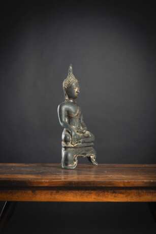 Bronze des Buddha Shakyamuni mit schwarzer- und goldfarbener Lackfassung - photo 2