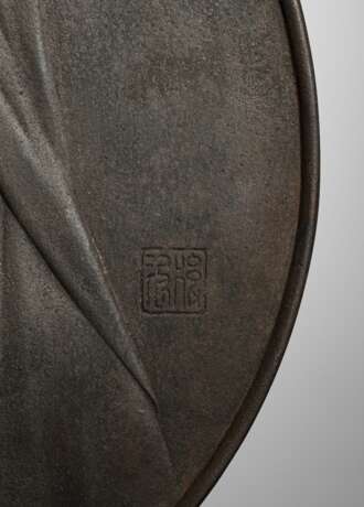 Runde Plakette aus Eisen mit reliefiertem Porträt des Kannon - Foto 3