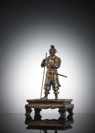 Miyao-Bronze eines stehenden Samurai als Angler, eine Fisch in den Händen haltend, Holzsockel mit Goldlack-Dekor - фото 1