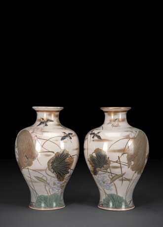 Paar große Satsuma-Vasen mit Dekor von Spatzen und Enten zwischen blühendem Lotus - фото 2